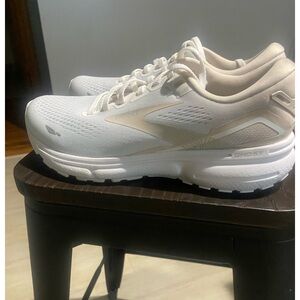 Ladies 8.5 Brooks Ghost tennis shoes